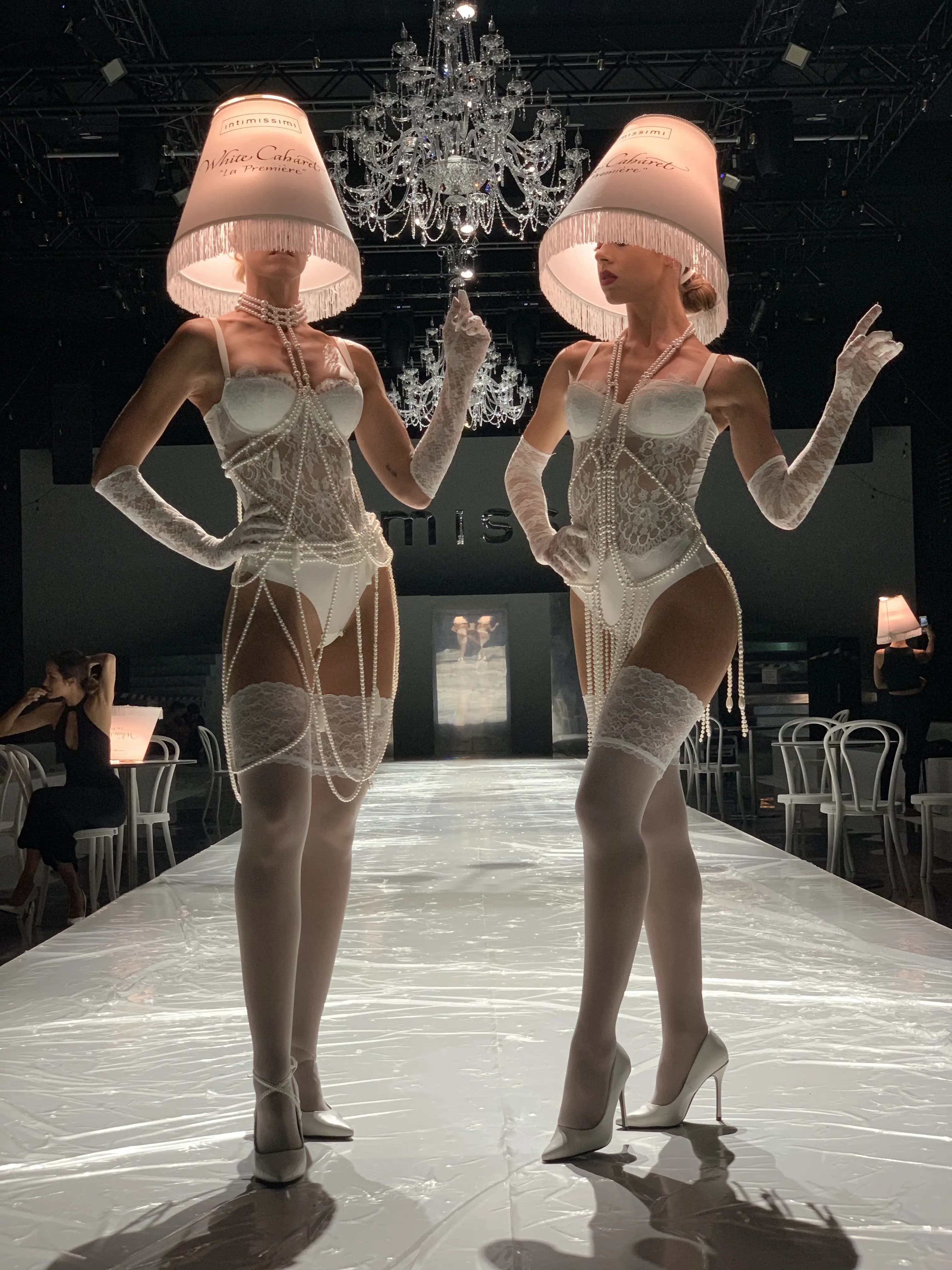 Performance con lampadari oscillanti